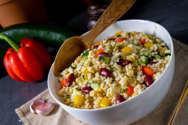 bulgur kaszotto ve taze sebze ve fasulye.