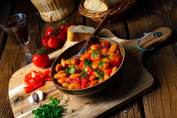 Rustikale Riesenbohnen Mit Frischer Tomatensauce — Stockfoto