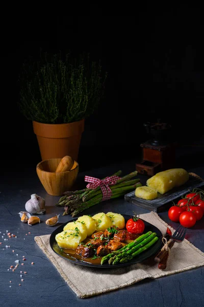 Dumplings Beef Goulash Green Asparagus — Stock Photo, Image