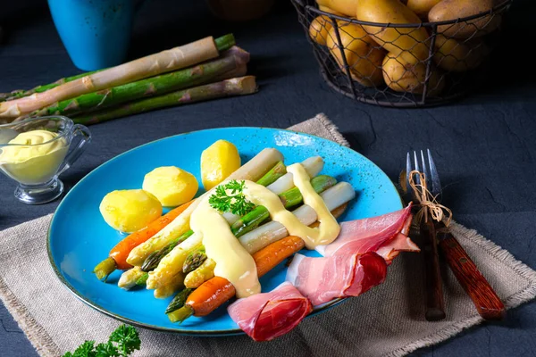 Spargel Mit Schwarzwälder Schinken Karotten Und Sauce Hollandaise — Stockfoto