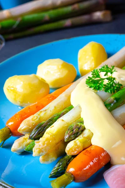 Spargel Mit Schwarzwälder Schinken Karotten Und Sauce Hollandaise — Stockfoto