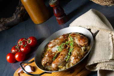 Ev yapımı beyaz sosis soğan ve otla kızartılmış.