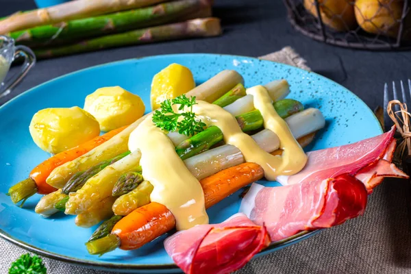 Spargel Mit Schwarzwälder Schinken Karotten Und Sauce Hollandaise — Stockfoto