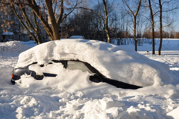 La vecchia macchina sotto la neve . — Foto Stock
