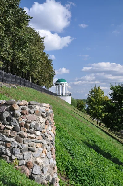 Rotundan på vattnet. Den staden i Yaroslavl. — Stockfoto