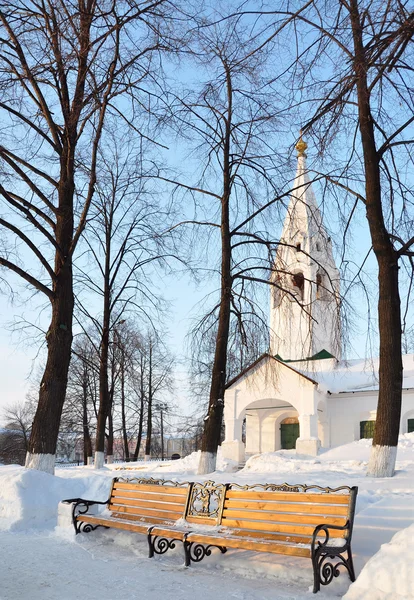 Dijk in de winter. De stad van Yaroslavl. — Stockfoto