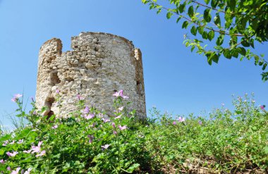 Nessebar, Bulgaristan kasabasında bir yel değirmeni kalıntıları.