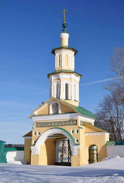 Der Eingang zur Kirche. Die Stadt Tutajew — Stockfoto