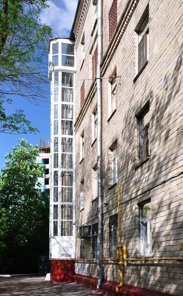 External lift shaft on the wall. — Stock Photo, Image