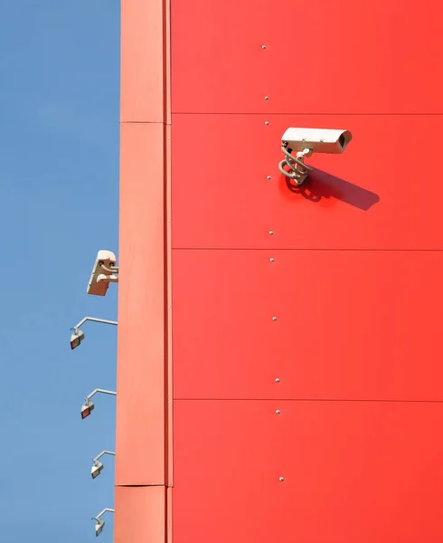 Die Kameras an der roten Wand — Stockfoto