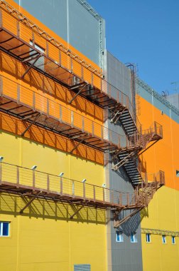 Yangın merdiveninde binanın duvarına.