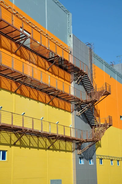 Yangın merdiveninde binanın duvarına.