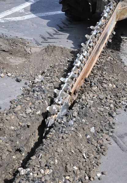 Gångjärn cutter sågning asfalt — Stockfoto