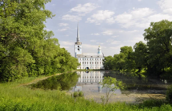 공원 및 연못 근처 교회 피터와 폴 — 스톡 사진