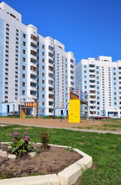 Bahçedeki çocuklar için oyun alanı