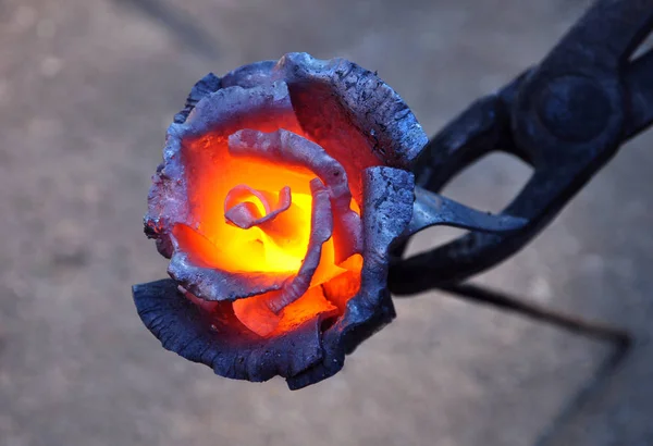 金属制成的玫瑰花 — 图库照片