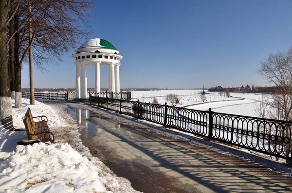 Pemandangan gazebo di tanggul sungai Volga — Stok Foto