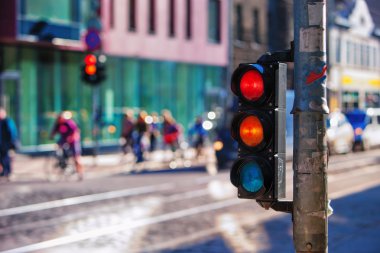 Şehrin trafik ışıkları ile kavşak. Riga