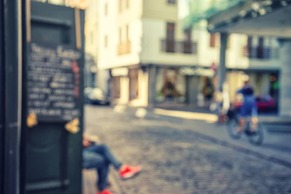 Straße im Zentrum der Stadt im Sommer. verschwommen — Stockfoto