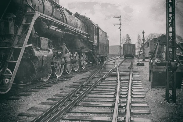 L'image stylisée d'une vieille locomotive à vapeur à la gare — Photo