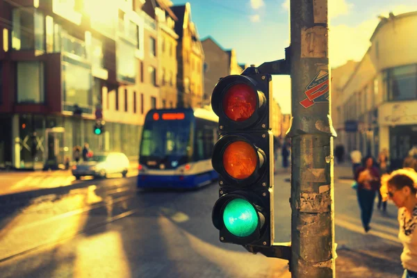 Verkeerslichten op het kruispunt in het zonlicht — Stockfoto