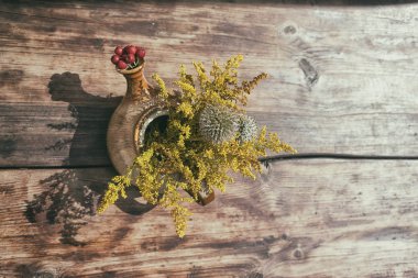 Masanın üzerine dekoratif buket