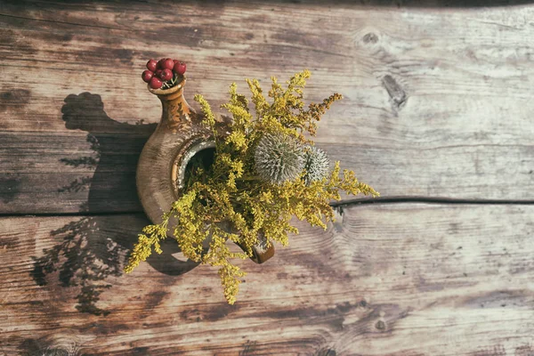 Masanın üzerine dekoratif buket