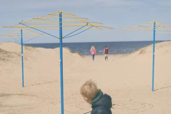 Kinder am Strand im Frühling — Stockfoto