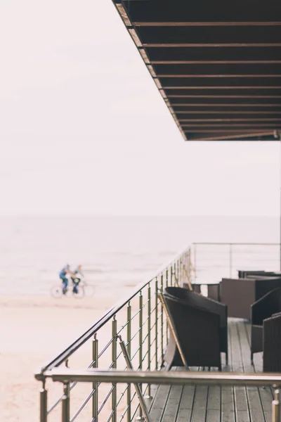 露台和骑自行车者在海滩上 — 图库照片