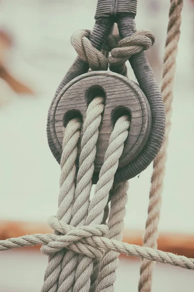 Cordas e blocos em um veleiro — Fotografia de Stock