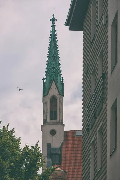 La torre de la iglesia en Riga — Foto de Stock