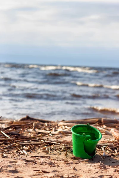 Пластиковое ведро на пляже — стоковое фото
