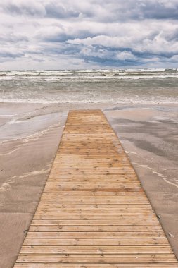 Baltık Denizi'nin sahilde Fırtına