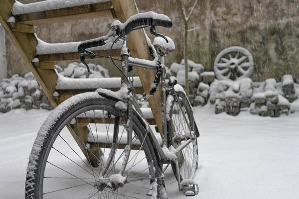 Das Fahrrad im Winter auf dem Hof — Stockfoto