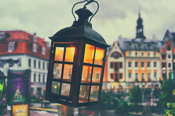 Linterna en el fondo de Riga — Foto de Stock