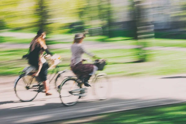 Par av cyklister i retrostil — Stockfoto