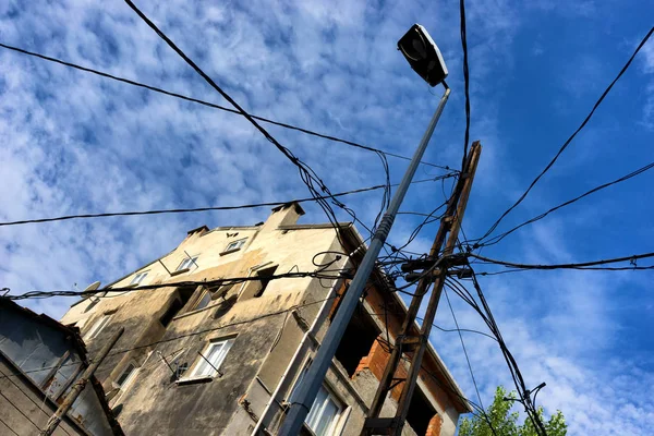 Багато дротів до стовпа в місті — стокове фото