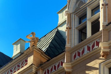 Bir çocuk bir kitapla heykeli