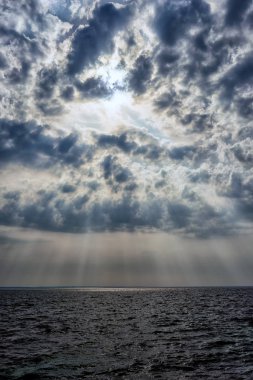 Güneşin bulutların denize arkasında