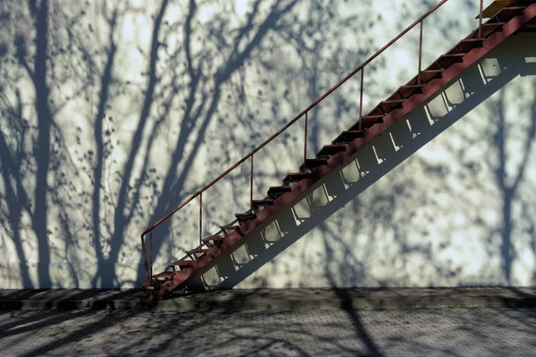 Treppe die Wand hinauf mit Schatten — Stockfoto