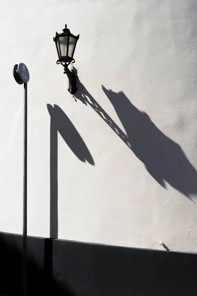 Straßenschild und die Lampe an der Wand — Stockfoto