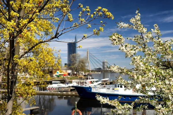 El puerto de Riga en la primavera — Foto de Stock