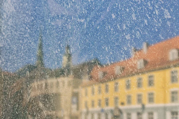 Die Stadtreflexion im Fenster mit Farbe — Stockfoto