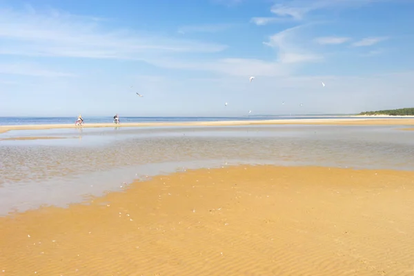 Paar Radfahrer am Strand — Stockfoto