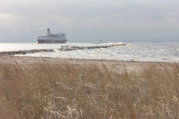 Passagiersveerboot gaat naar zee in de herfst — Stockfoto
