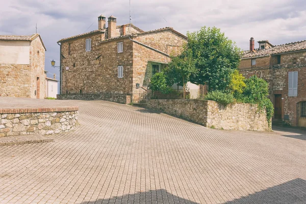 Plaza en una pequeña ciudad italiana —  Fotos de Stock