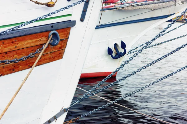 Las proas de los barcos con cuerdas — Foto de Stock