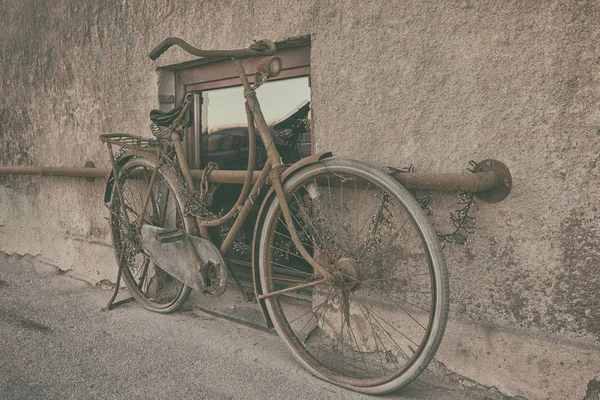 Vintage kvinnor cykel — Stockfoto