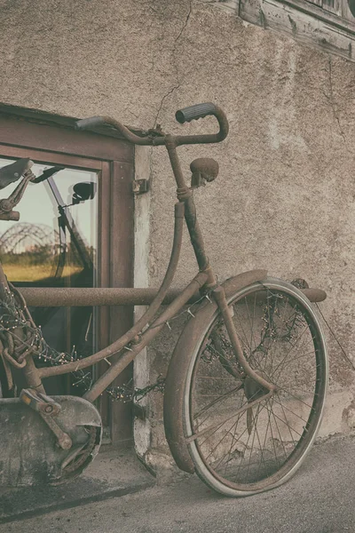 Oldtimer-Fahrrad gegen die Wand — Stockfoto