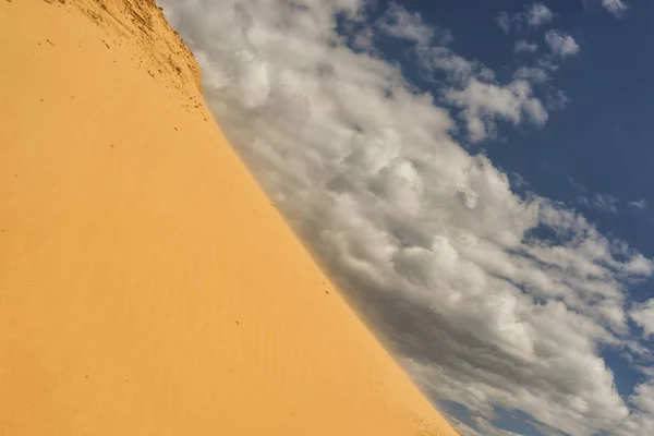 Vento em dunas amarelas — Fotografia de Stock